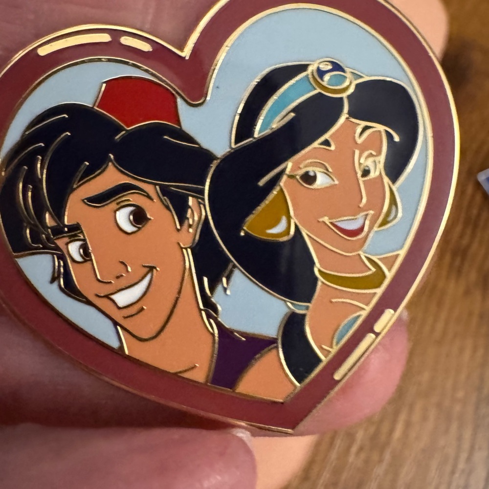 One “LOT” of excellent condition Disney Pins. 25 pins in total. - Picture 9 of 16